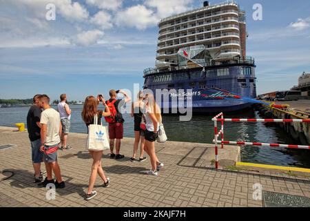 Gesamtansicht des Schiffes Mein Schiff 5. Das Luxuskreuzfahrtschiff Mein Schiff 5 besucht während der Reise um die Ostsee den Hafen von Gdynia. Mein Schiff 5, 2016 gebaut, ist ein deutsches Schiff unter der Flagge Maltas der TUI Cruises Company. Er ist 295 m lang, 35 m breit und über 50 m hoch. Schiff kann über 2700 Passanten an Bord nehmen und hat über 1050 Besatzungsmitglieder. Es gibt Theater, zwei Swimmingpools, Sportarena, Restaurants, Geschäfte, Friseur, Spa und Fitnessraum an Bord. Preise für eine Woche ab 2000 Euro (all inclusive). Nach dem Aufenthalt in Gdynia fährt das Schiff nach Klaipeda, Litauen. (Foto b Stockfoto