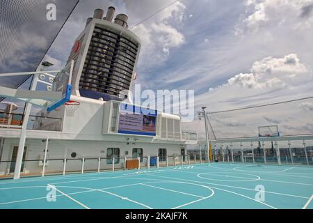 An Bord Blick auf das Schiff Mein Schiff 5. Das Luxuskreuzfahrtschiff Mein Schiff 5 besucht während der Reise um die Ostsee den Hafen von Gdynia. Mein Schiff 5, 2016 gebaut, ist ein deutsches Schiff unter der Flagge Maltas der TUI Cruises Company. Er ist 295 m lang, 35 m breit und über 50 m hoch. Schiff kann über 2700 Passanten an Bord nehmen und hat über 1050 Besatzungsmitglieder. Es gibt Theater, zwei Swimmingpools, Sportarena, Restaurants, Geschäfte, Friseur, Spa und Fitnessraum an Bord. Preise für eine Woche ab 2000 Euro (all inclusive). Nach dem Aufenthalt in Gdynia fährt das Schiff nach Klaipeda, Litauen. (Foto Stockfoto