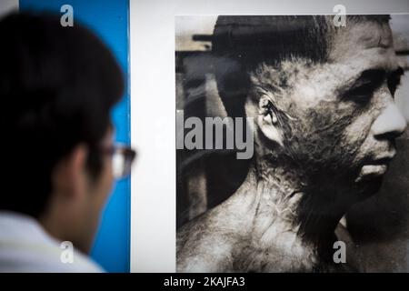 Besucher sehen sich am Dienstag, den 9. August 2016, alte Fotos von Atombombenopfern an, die im Nagasaki Peace Park in Nagasaki anlässlich des 71.. Jahrestages des Atombombenangriffs auf Nagasaki, Südjapan, ausgestellt wurden. Japan feierte den 71.. Jahrestag des Atombombenanschlags auf Nagasaki. Am 9. August 1945, während des Zweiten Weltkriegs, warfen die Vereinigten Staaten die zweite Atombombe auf Nagasaki ab und töteten schätzungsweise 40.000 Menschen, die den Zweiten Weltkrieg beendeten Stockfoto