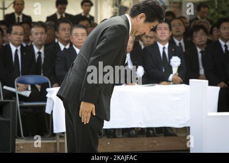 Der japanische Premierminister Shinzo Abe verbeugte sich nach einer Rede anlässlich des 71.. Jahrestages des Atombombenanschlags auf Nagasaki im Nagasaki Peace Park, Nagasaki, Südjapan, Dienstag, 9. August, 2016. Japan feierte den 71.. Jahrestag der Atombombenangriffe auf Nagasaki. Am 9. August 1945, während des Zweiten Weltkriegs, warfen die Vereinigten Staaten die zweite Atombombe auf Nagasaki ab und töteten schätzungsweise 40.000 Menschen, die den Zweiten Weltkrieg beendeten Stockfoto