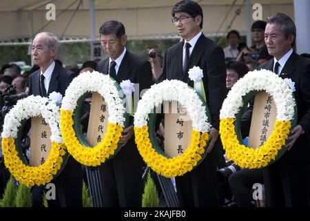 Der Bürgermeister von Nagasaki, Vertreter trauernder Familien und Vertreter von Atombombenüberlebenden legen den Kranz für die Atombombenopfer vor der Friedensstatue im Nagasaki Peace Park, Nagasaki, Südjapan, Dienstag, den 9. August, 2016. Japan feierte den 71.. Jahrestag der Atombombenangriffe auf Nagasaki. Am 9. August 1945, während des Zweiten Weltkriegs, warfen die Vereinigten Staaten die zweite Atombombe auf Nagasaki ab und töteten schätzungsweise 40.000 Menschen, die den Zweiten Weltkrieg beendeten Stockfoto