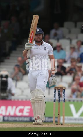 Der englische Jonny Bairstow feiert sein halbes Jahrhundert am vierten Tag des vierten Investec-Testmatches zwischen England und Pakistan, das am 14. 2016. August im Londoner Oval Stadium gespielt wurde Stockfoto