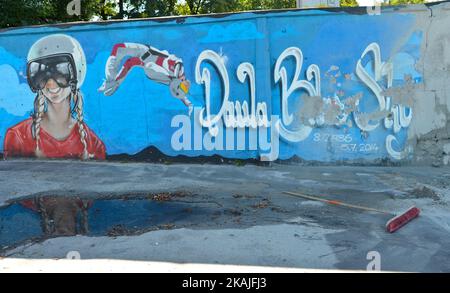 Eines von vielen Graffiti, an der berühmten Wand, über 1km lange Open-Air-Galerie mit Graffiti auf der Rennbahn in Sluzewiec. Der Zaun hat viele Löcher und Lücken zwischen den Ziegeln. Die Wand muss repariert werden, um Fußgänger und Radfahrer nicht zu gefährden. Nach Reparaturen könnten Graffiti-Liebhaber ihre Street Art wieder herstellen. Am 8. August 2016 in Warschau, Polen. (Foto von Artur Widak/NurPhoto) Stockfoto