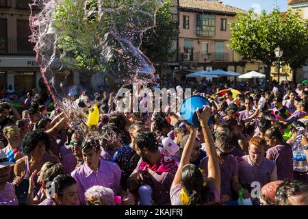 In Wein gehüllt, genießen die Nachtschwärmer am 22. August 2016 die Batalla del Vino (Schlacht des Weins) in Toro, Spanien. Toro, ein kleines Dorf in Spanien, das für die Weinbezeichnung Toro bekannt ist, feierte die zweite Schlacht des Weins auf dem Hauptplatz während der Feierlichkeiten von San Agustin, die die Weinschlacht von Haro (La Jia) imitierte. Hunderte von Menschen, die in Weiß gekleidet sind, bedecken sich mit Rotwein mit Wasserpistolen, hintermontierten Sprühgeräten, Eimern und anderen. (Foto von Manuel Balles/NurPhoto) *** Bitte nutzen Sie die Gutschrift aus dem Kreditfeld *** Stockfoto