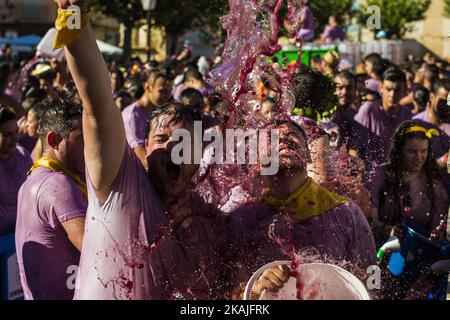 In Wein gehüllt, genießen die Nachtschwärmer am 22. August 2016 die Batalla del Vino (Schlacht des Weins) in Toro, Spanien. Toro, ein kleines Dorf in Spanien, das für die Weinbezeichnung Toro bekannt ist, feierte die zweite Schlacht des Weins auf dem Hauptplatz während der Feierlichkeiten von San Agustin, die die Weinschlacht von Haro (La Jia) imitierte. Hunderte von Menschen, die in Weiß gekleidet sind, bedecken sich mit Rotwein mit Wasserpistolen, hintermontierten Sprühgeräten, Eimern und anderen. (Foto von Manuel Balles/NurPhoto) *** Bitte nutzen Sie die Gutschrift aus dem Kreditfeld *** Stockfoto