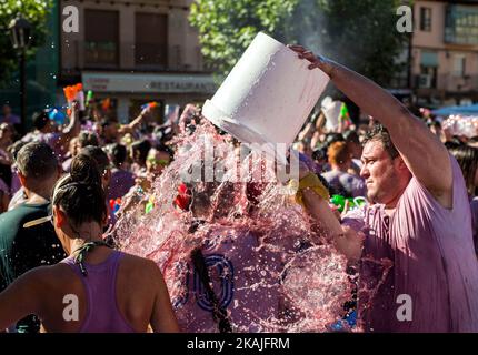 In Wein gehüllt, genießen die Nachtschwärmer am 22. August 2016 die Batalla del Vino (Schlacht des Weins) in Toro, Spanien. Toro, ein kleines Dorf in Spanien, das für die Weinbezeichnung Toro bekannt ist, feierte die zweite Schlacht des Weins auf dem Hauptplatz während der Feierlichkeiten von San Agustin, die die Weinschlacht von Haro (La Jia) imitierte. Hunderte von Menschen, die in Weiß gekleidet sind, bedecken sich mit Rotwein mit Wasserpistolen, hintermontierten Sprühgeräten, Eimern und anderen. (Foto von Manuel Balles/NurPhoto) *** Bitte nutzen Sie die Gutschrift aus dem Kreditfeld *** Stockfoto