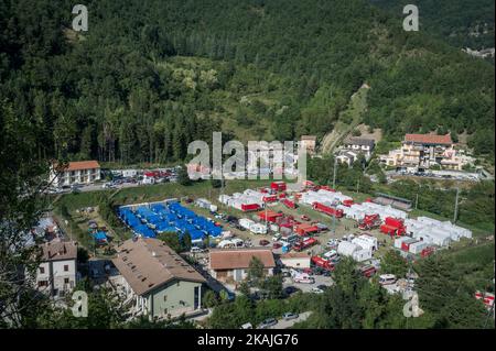 Eine allgemeine Ansicht des Zeltlagers in Arquata del Tronto, das am 26. August 2016 vom Erdbeben in Italien getroffen wurde. Die Todesrate eines starken Erdbebens, das am 25. August 2016 in Mittelitalien mindestens 240 Menschen tötete, während befürchtet wurde, dass in den Trümmern verwüsteter Bergdörfer noch viele weitere Leichen gefunden werden würden. Die Retter durchsuchten bei der Suche nach Überlebenden kollabiertes Mauerwerk, aber ihre düstere Mission wurde durch die Unsicherheit darüber getrübt, wie viele Menschen sich genau in Gemeinden aufhalten, die dem Epizentrum des Bebens vom August 24 am nächsten waren. (Foto von Adamo Di Loreto/NurPhoto) *** Bitte nutzen Sie die Gutschrift von Credi Stockfoto