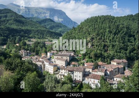 Arquata del Tronto vom Erdbeben getroffen, Italien, am 26. August 2016. Die Todesrate eines starken Erdbebens, das am 25. August 2016 in Mittelitalien mindestens 240 Menschen tötete, während befürchtet wurde, dass in den Trümmern verwüsteter Bergdörfer noch viele weitere Leichen gefunden werden würden. Die Retter durchsuchten bei der Suche nach Überlebenden kollabiertes Mauerwerk, aber ihre düstere Mission wurde durch die Unsicherheit darüber getrübt, wie viele Menschen sich genau in Gemeinden aufhalten, die dem Epizentrum des Bebens vom August 24 am nächsten waren. (Foto von Adamo Di Loreto/NurPhoto) *** Bitte nutzen Sie die Gutschrift aus dem Kreditfeld *** Stockfoto