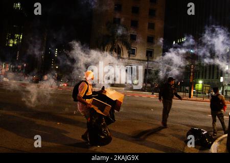 Anhänger der Suspendierung der Präsidentin Dilma Rousseff während eines Protests gegen das Amtsenthebungsverfahren und des Interims-Präsidenten des Landes, Michel Temer, in der Paulista Avenue in Sao Paulo, Brasilien, Am 29. August 2016. (Foto von Fabio Vieira/FotoRua/NurPhoto) *** Bitte nutzen Sie die Gutschrift aus dem Kreditfeld *** Stockfoto