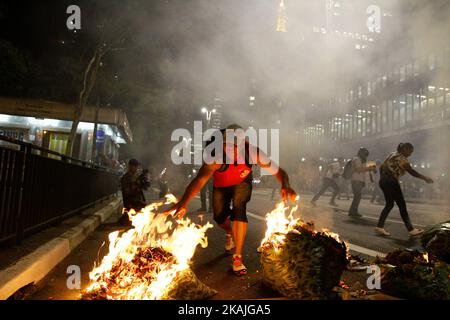 Anhänger der Suspendierung der Präsidentin Dilma Rousseff während eines Protests gegen das Amtsenthebungsverfahren und des Interims-Präsidenten des Landes, Michel Temer, in der Paulista Avenue in Sao Paulo, Brasilien, Am 29. August 2016. (Foto von Fabio Vieira/FotoRua/NurPhoto) *** Bitte nutzen Sie die Gutschrift aus dem Kreditfeld *** Stockfoto