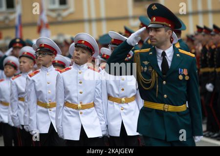 Die Kadetten der Suworow-Militärschule besuchen am 1. September 2016 in St. Petersburg eine Zeremonie zu Beginn des Schuljahres, bekannt als „Tag des Wissens“. Die Suworowschen Militärschulen sind eine Art der Schule für die Jungen von 14-18 Jahren, und nach dem großen 18.. Jahrhundert General Alexander Suworow benannt. Stockfoto