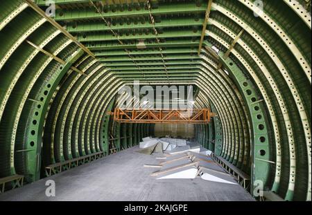 Ein zweites Modell des Frachtflugzeugs Antonov AN-225 „Mriya“ im Antonov-Flugzeugwerk in Kiew, 7. September 2016. Die Führung des ukrainischen Flugzeugherstellers teilte mit, dass die zweite Instanz von Antonov-225 'Mriya' (Dream), die ursprünglich für das verlassene Weltraumshuttle-Programm der Sowjetunion entwickelt wurde, in den nächsten fünf Jahren für China fertig gestellt wird. Das staatliche Antonov-Unternehmen der Ukraine und die Aerospace Industry Corporation of China (AICC) unterzeichneten am 30. August eine Vereinbarung zur Fertigstellung des zweiten Beispiels der an-225-Maschine der Welt und zur Einführung des großvolumigen Antonov-lizenzierten Manu Stockfoto