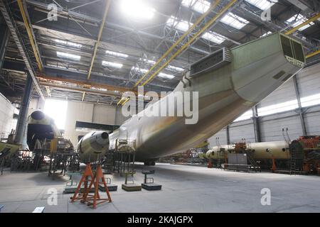 Ein zweites Modell des Frachtflugzeugs Antonov AN-225 „Mriya“ im Antonov-Flugzeugwerk in Kiew, 7. September 2016. Die Führung des ukrainischen Flugzeugherstellers teilte mit, dass die zweite Instanz von Antonov-225 'Mriya' (Dream), die ursprünglich für das verlassene Weltraumshuttle-Programm der Sowjetunion entwickelt wurde, in den nächsten fünf Jahren für China fertig gestellt wird. Das staatliche Antonov-Unternehmen der Ukraine und die Aerospace Industry Corporation of China (AICC) unterzeichneten am 30. August eine Vereinbarung zur Fertigstellung des zweiten Beispiels der an-225-Maschine der Welt und zur Einführung des großvolumigen Antonov-lizenzierten Manu Stockfoto