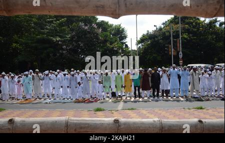 Indische muslimische Anhänger, die am Dienstag, den 13.. September 2016, in der Straße von Kalkutta, Indien, am Eid al-Adha-Gebet teilnehmen. (Foto von Sonali Pal Chaudhury/NurPhoto) *** Bitte nutzen Sie die Gutschrift aus dem Kreditfeld *** Stockfoto