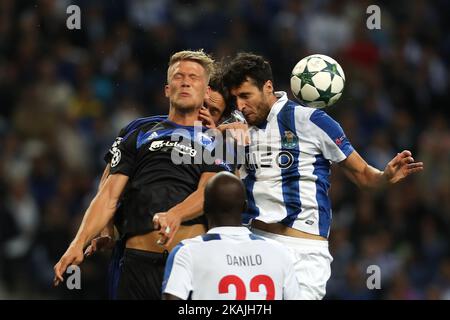 Portos spanischer Verteidiger Ivan Marcano (R) steht am 14. September 2016 im Dragao-Stadion in Porto mit Kobenhavns Stürmer Andreas Cornelius (L) während des UEFA Champions League-Spiels der Gruppe G zwischen dem FC Porto und dem FC Kobenhavn auf. (Foto von Paulo Oliveira / DPI / NurPhoto) *** Bitte nutzen Sie die Gutschrift aus dem Kreditfeld *** Stockfoto