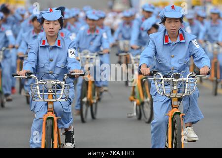 Während der Eröffnungszeremonie, als die Bühne im Geburtshaus des Vorsitzenden des Zentralkomitees der Kommunistischen Partei Chinas 1st in Shaoshan beginnt, sind die Jugendlichen in Uniformen aus der Mao-Zedong-Zeit gekleidet. Am Mittwoch, den 21. September 2016, in Shaoshan, Hubei, China. Foto von Artur Widak *** Bitte nutzen Sie die Gutschrift aus dem Kreditfeld *** Stockfoto