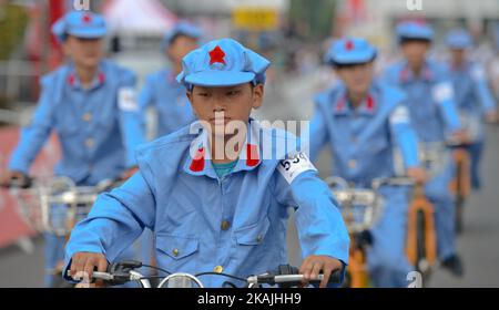 Während der Eröffnungszeremonie, als die Bühne im Geburtshaus des Vorsitzenden des Zentralkomitees der Kommunistischen Partei Chinas 1st in Shaoshan beginnt, sind die Jugendlichen in Uniformen aus der Mao-Zedong-Zeit gekleidet. Am Mittwoch, den 21. September 2016, in Shaoshan, Hubei, China. Foto von Artur Widak *** Bitte nutzen Sie die Gutschrift aus dem Kreditfeld *** Stockfoto