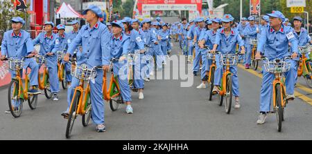 Während der Eröffnungszeremonie, als die Bühne im Geburtshaus des Vorsitzenden des Zentralkomitees der Kommunistischen Partei Chinas 1st in Shaoshan beginnt, sind die Jugendlichen in Uniformen aus der Mao-Zedong-Zeit gekleidet. Am Mittwoch, den 21. September 2016, in Shaoshan, Hubei, China. Foto von Artur Widak *** Bitte nutzen Sie die Gutschrift aus dem Kreditfeld *** Stockfoto