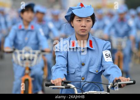 Während der Eröffnungszeremonie, als die Bühne im Geburtshaus des Vorsitzenden des Zentralkomitees der Kommunistischen Partei Chinas 1st in Shaoshan beginnt, sind die Jugendlichen in Uniformen aus der Mao-Zedong-Zeit gekleidet. Am Mittwoch, den 21. September 2016, in Shaoshan, Hubei, China. Foto von Artur Widak *** Bitte nutzen Sie die Gutschrift aus dem Kreditfeld *** Stockfoto