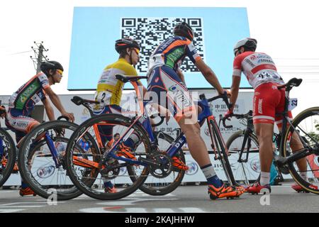 Die Fahrer beobachten den Shaoshan-Etappensprint von einem Vortag, als sie auf den Start zur dritten Etappe des Liling Circuit Race 116km der Tour of China 2 2016 warten. Am Donnerstag, den 22. September 2016, in Liling, Provinz Hunan, China. Foto von Artur Widak *** Bitte nutzen Sie die Gutschrift aus dem Kreditfeld *** Stockfoto