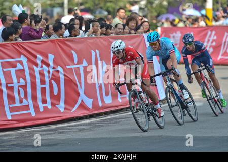 (Von links nach rechts) Jianpeng Liu (Wisdom-Hengxiang), Andris Vosekalns (Rietumu-Delfin) und Andriy Kulyk (Kolss-BDC) während der dritten Etappe des Liling Circuit Race 116km der China Tour 2016 2. Am Donnerstag, den 22. September 2016, in Liling, Provinz Hunan, China. Foto von Artur Widak *** Bitte nutzen Sie die Gutschrift aus dem Kreditfeld *** Stockfoto