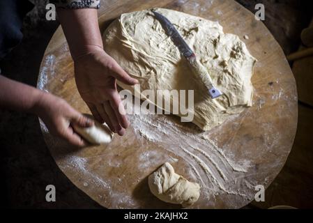 Eine Frau macht Brot in der Küche ihres Hauses im Dorf Khinalig, Region Quba, Aserbaidschan. Traditionelles Brot für dieses Dorf ist Lavasch, sehr dünnes Fladenbrot. Frauen backen es auf Feuer mit speziellen Topf in einer Küche mit Kamin. Solche Orte haben immer sehr kleine Fenster und es ist schwer, dort zu lügen, weil der Rauch aus dem Feuer sehr stark ist. Nach zwei Stunden ist eine Woche Vorrat bereit. ( (Foto von Oleksandr Rupeta/NurPhoto)) *** Bitte nutzen Sie die Gutschrift aus dem Kreditfeld *** Stockfoto