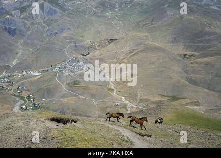 Ein Hirte reitet auf einem Pferd in den Bergen in der Nähe des Dorfes Khinalig, Region Quba, Aserbaidschan. Khinalig ist ein altes Dorf, das tief in den kaukasischen Bergen auf einer Höhe von mehr als 2.300 Metern über dem Meeresspiegel liegt. Khinalig Menschen haben ihre eigene einzigartige Sprache und nutzen sie für den Alltag. Neben der Sprache bewahrten sie die traditionelle Lebensweise. Es beinhaltet Hausbau, Handwerk, Lebensmittelzubereitung und auch Rituale. ( (Foto von Oleksandr Rupeta/NurPhoto)) *** Bitte nutzen Sie die Gutschrift aus dem Kreditfeld *** Stockfoto