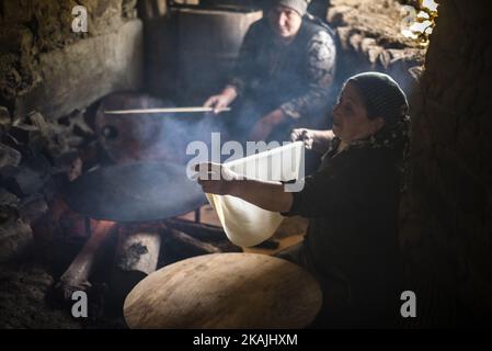 Frauen machen Brot in der Küche ihres Hauses im Dorf Khinalig, Region Quba, Aserbaidschan. Traditionelles Brot für dieses Dorf ist Lavasch, sehr dünnes Fladenbrot. Frauen backen es auf Feuer mit speziellen Topf in einer Küche mit Kamin. Solche Orte haben immer sehr kleine Fenster und es ist schwer, dort zu lügen, weil der Rauch aus dem Feuer sehr stark ist. Nach zwei Stunden ist eine Woche Vorrat bereit. ( (Foto von Oleksandr Rupeta/NurPhoto)) *** Bitte nutzen Sie die Gutschrift aus dem Kreditfeld *** Stockfoto