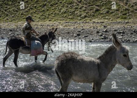 Ein Junge reitet auf einem Esel auf dem Weg zum Lager der Hirten in der Nähe des Dorfes Khinalig, Region Quba, Aserbaidschan. Während der Sommerferien arbeitet er mit seinem Vater als Hirte. Sie gehen in die Berge, um tagsüber neue Weideplätze für Schafe zu finden und kommen am Abend ins Lager zurück. Eine Hirtenschicht hat eine Dauer von 5 Tagen. ( (Foto von Oleksandr Rupeta/NurPhoto)) *** Bitte nutzen Sie die Gutschrift aus dem Kreditfeld *** Stockfoto