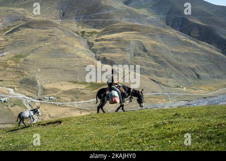 Ein Junge reitet auf einem Esel auf dem Weg zum Lager der Hirten in der Nähe des Dorfes Khinalig, Region Quba, Aserbaidschan. Während der Sommerferien arbeitet er mit seinem Vater als Hirte. Sie gehen in die Berge, um tagsüber neue Weideplätze für Schafe zu finden und kommen am Abend ins Lager zurück. Eine Hirtenschicht hat eine Dauer von 5 Tagen. ( (Foto von Oleksandr Rupeta/NurPhoto)) *** Bitte nutzen Sie die Gutschrift aus dem Kreditfeld *** Stockfoto