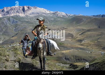 Ein Junge reitet auf einem Esel auf dem Weg zum Lager der Hirten in der Nähe des Dorfes Khinalig, Region Quba, Aserbaidschan. Während der Sommerferien arbeitet er mit seinem Vater als Hirte. Sie gehen in die Berge, um tagsüber neue Weideplätze für Schafe zu finden und kommen am Abend ins Lager zurück. Eine Hirtenschicht hat eine Dauer von 5 Tagen. ( (Foto von Oleksandr Rupeta/NurPhoto)) *** Bitte nutzen Sie die Gutschrift aus dem Kreditfeld *** Stockfoto