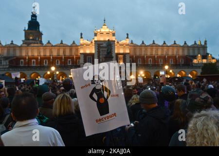 Wahlproteste auf dem Hauptplatz von Krakau, als Tausende von Frauen heute im Zentrum von Krakau während eines „schwarzen Protests“ protestierten. Landesweiter Frauenstreik fand im ganzen Land statt, und es ist die Antwort gegen die vorgeschlagene Verschärfung des Abtreibungsgesetzes in Polen. Polnische Frauen fordern die Achtung ihres Rechts auf freie Wahl und die Freiheit, über ihren eigenen Körper und ihr eigenes Leben zu entscheiden. Am Montag, den 3. Oktober 2016, in Krakau, Polen. Foto von Artur Widak *** Bitte nutzen Sie die Gutschrift aus dem Kreditfeld *** Stockfoto