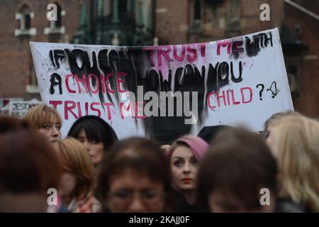 Wahlproteste auf dem Hauptplatz von Krakau, als Tausende von Frauen heute im Zentrum von Krakau während eines "schwarzen Protestes" protestierten. Landesweiter Frauenstreik fand im ganzen Land statt und es ist die Antwort gegen die vorgeschlagene Verschärfung des Abtreibungsgesetzes in Polen. Polnische Frauen fordern die Achtung ihres Rechts auf freie Wahl und die Freiheit, über ihren eigenen Körper und ihr Leben zu entscheiden. Stockfoto