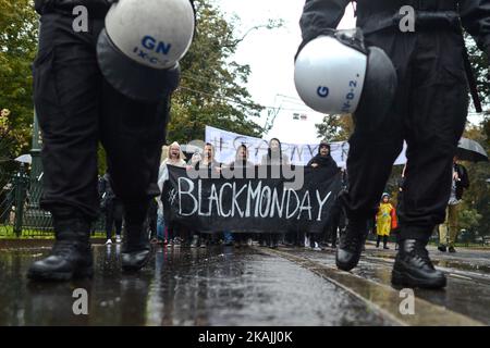 Wahlproteste im Stadtzentrum von Krakau, als Tausende von Frauen heute im Stadtzentrum von Krakau während eines „schwarzen Protests“ protestierten. Landesweiter Frauenstreik fand im ganzen Land statt, und es ist die Antwort gegen die vorgeschlagene Verschärfung des Abtreibungsgesetzes in Polen. Polnische Frauen fordern die Achtung ihres Rechts auf freie Wahl und die Freiheit, über ihren eigenen Körper und ihr eigenes Leben zu entscheiden. Stockfoto