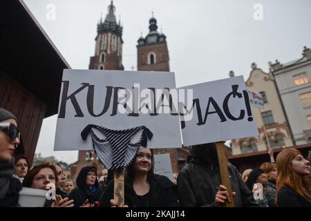 Wahlproteste auf dem Hauptplatz von Krakau, als Tausende von Frauen heute im Zentrum von Krakau während eines "schwarzen Protestes" protestierten. Landesweiter Frauenstreik fand im ganzen Land statt und es ist die Antwort gegen die vorgeschlagene Verschärfung des Abtreibungsgesetzes in Polen. Polnische Frauen fordern die Achtung ihres Rechts auf freie Wahl und die Freiheit, über ihren eigenen Körper und ihr Leben zu entscheiden. Stockfoto