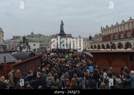 Wahlproteste auf dem Hauptplatz von Krakau, als Tausende von Frauen heute im Zentrum von Krakau während eines „schwarzen Protests“ protestierten. Landesweiter Frauenstreik fand im ganzen Land statt, und es ist die Antwort gegen die vorgeschlagene Verschärfung des Abtreibungsgesetzes in Polen. Polnische Frauen fordern die Achtung ihres Rechts auf freie Wahl und die Freiheit, über ihren eigenen Körper und ihr eigenes Leben zu entscheiden. Am Montag, den 3. Oktober 2016, in Krakau, Polen. Foto von Artur Widak *** Bitte nutzen Sie die Gutschrift aus dem Kreditfeld *** Stockfoto