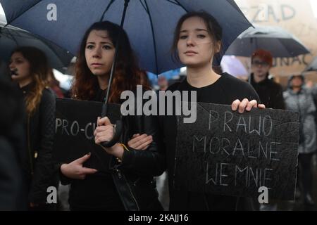 Wahlproteste im Zentrum von Krakau, als Tausende von Frauen heute im Zentrum von Krakau während eines „schwarzen Protests“ protestierten. Landesweiter Frauenstreik fand im ganzen Land statt, und es ist die Antwort gegen die vorgeschlagene Verschärfung des Abtreibungsgesetzes in Polen. Polnische Frauen fordern die Achtung ihres Rechts auf freie Wahl und die Freiheit, über ihren eigenen Körper und ihr eigenes Leben zu entscheiden. Stockfoto