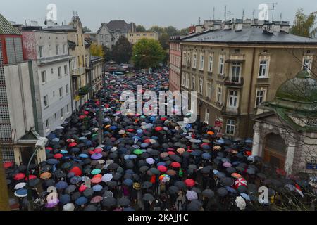 Wahlproteste auf dem Debnicki-Platz in Krakau, als Tausende von Frauen heute im Zentrum von Krakau während eines „schwarzen Protests“ protestierten. Landesweiter Frauenstreik fand im ganzen Land statt, und es ist die Antwort gegen die vorgeschlagene Verschärfung des Abtreibungsgesetzes in Polen. Polnische Frauen fordern die Achtung ihres Rechts auf freie Wahl und die Freiheit, über ihren eigenen Körper und ihr eigenes Leben zu entscheiden. Stockfoto