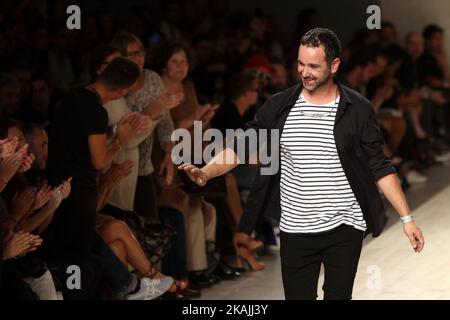 Die portugiesische Modedesignerin Valentim Quaresma nach der Präsentation der Frühjahr/Sommer 2017 Kollektion während der Lisbon Fashion Week am 8. Oktober 2016 in Lissabon, Portugal. ( Foto von Pedro FiÃºza/NurPhoto) *** Bitte nutzen Sie die Gutschrift aus dem Kreditfeld *** Stockfoto