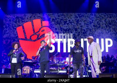 (l-r), Wanda Sykes, Comedian, und die Schauspielerin Hill Harper, Schauspieler und Autor, Schauspieler Michael Williams und Danny Glover, Schauspieler, Der Regisseur und politische Aktivist spricht am 2. Oktober auf Harry Belafontes Festival für Musik, Kunst und soziale Gerechtigkeit, das zwei Tage lang mit einer Reihe von Starauftritten und Performances auf der Bouckaert Farm in Chattahoochee Hills, GA, USA, stattfindet. 2016. (Foto von Cheriss May/NurPhoto) *** Bitte benutzen Sie die Gutschrift aus dem Kreditfeld *** Stockfoto