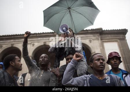 Junge Migranten rufen bei starkem Regen am 11. Oktober 2016 bei einer Demonstration auf dem Campidoglio-Platz auf dem Kapitolinischen Hügel im Zentrum Roms Parolen. Migranten und Freiwillige von "Baobab Experience" fragten nach einem sicheren Ort, an dem Flüchtlinge, hauptsächlich aus dem Horn von Afrika, untergebracht werden könnten.das Baobab-Zentrum wurde im Dezember 2015 von der Polizei nach den Anschlägen von Paris geschlossen. Doch die Baobab-Freiwilligen haben schnell ein Lager auf der Straße vor dem alten Tierheim mit Zelten und chemischen Toiletten eingerichtet, das drei Mahlzeiten am Tag serviert. (Foto von Christian Minelli/NurPhoto) *** Bitte nutzen Sie die Gutschrift von Cre Stockfoto