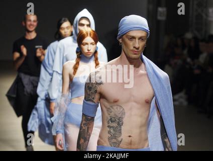 Models präsentieren die Kreation des ukrainischen Designers Dmitriy DIHTYAR während der „ Ukrainischen Fashion Week“ im Mystetskyi Arsenal in Kiew, Ukraine, 17. Oktober 2016. Die Veranstaltung präsentiert Frühjahr/Sommer - 2017 Kollektionen von ukrainischen und internationalen Designern vom 12. Bis 18. Oktober. (Foto von STR/NurPhoto) *** Bitte nutzen Sie die Gutschrift aus dem Kreditfeld *** Stockfoto