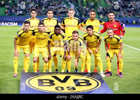 Dortmunds Stürmer Pierre-Emerick Aubameyang feiert mit seinen Teamkollegen nach dem Tor beim UEFA Champions League-Fußballspiel der Gruppe F Sporting CP vs Borussia Dortmund am 18. Oktober 2016 im Alvalade-Stadion in Lissabon, Portugal. ( Foto von Pedro Fiúza/NurPhoto) *** Bitte nutzen Sie die Gutschrift aus dem Kreditfeld *** Stockfoto