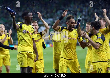 Die Dortmunder Spieler feiern den Sieg nach dem UEFA Champions League Group F Fußballspiel Sporting CP vs Borussia Dortmund am 18. Oktober 2016 im Alvalade-Stadion in Lissabon, Portugal. ( Foto von Pedro FiÃºza/NurPhoto) *** Bitte nutzen Sie die Gutschrift aus dem Kreditfeld *** Stockfoto