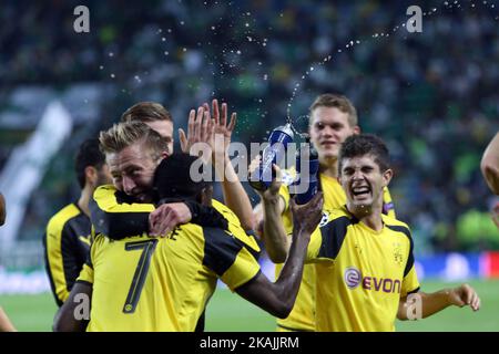 Die Dortmunder Spieler feiern den Sieg nach dem UEFA Champions League Group F Fußballspiel Sporting CP vs Borussia Dortmund am 18. Oktober 2016 im Alvalade-Stadion in Lissabon, Portugal. ( Foto von Pedro FiÃºza/NurPhoto) *** Bitte nutzen Sie die Gutschrift aus dem Kreditfeld *** Stockfoto