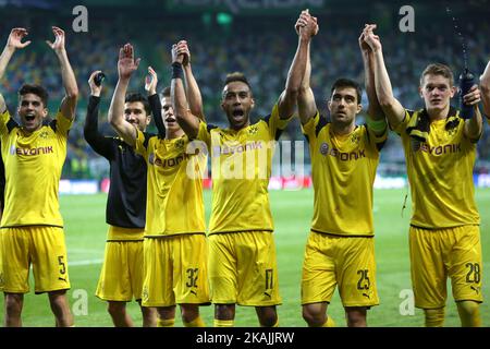 Die Dortmunder Spieler feiern den Sieg nach dem UEFA Champions League Group F Fußballspiel Sporting CP vs Borussia Dortmund am 18. Oktober 2016 im Alvalade-Stadion in Lissabon, Portugal. ( Foto von Pedro FiÃºza/NurPhoto) *** Bitte nutzen Sie die Gutschrift aus dem Kreditfeld *** Stockfoto