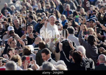 Papst Franziskus winkt der Menge zu, während er vor seiner wöchentlichen Generalaudienz am 19. Oktober 2016 im Vatikan um den Petersplatz gefahren wird. (Foto von Massimo Valicchia/NurPhoto) *** Bitte nutzen Sie die Gutschrift aus dem Kreditfeld *** Stockfoto