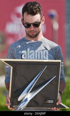 Mark Cavendish, ein britischer Profi-Rennradfahrer vom Team Dimension Data, hält einen Tag vor dem vierstufigen Radrennen der Emirate, der Abu Dhabi Tour (20-23. Oktober), die Tour of Abu Dhabi Trophy 2016 im Rahmen einer Fotozelle ab. Am Mittwoch, den 19. Oktober 2016, im St Regis Hotel, Abu Dhabi, VAE. Foto von Artur Widak *** Bitte nutzen Sie die Gutschrift aus dem Kreditfeld *** Stockfoto