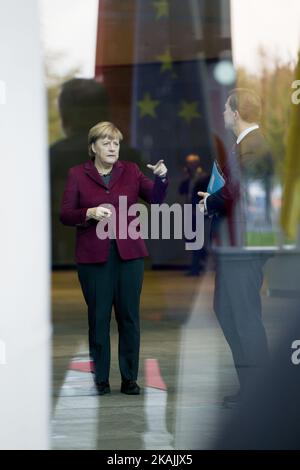 Die deutsche Bundeskanzlerin Angela Merkel und ihr Sprecher Steffen Seibert werden abgebildet, als sie vor seiner Ankunft im Bundeskanzleramt in Berlin am 19. Oktober 2016 auf die Ankunft des ukrainischen Präsidenten Petro Poroschenko wartet. Bundeskanzlerin Angela Merkel trifft sich im Normandie-Format mit dem französischen Präsidenten Francois Hollande, dem russischen Präsidenten Wladimir Putin und dem ukrainischen Präsidenten Petro Poroschenko, um über die Sicherheit in der Ukraine und in Syrien zu sprechen. (Foto von Emmanuele Contini/NurPhoto) *** Bitte benutzen Sie die Gutschrift aus dem Kreditfeld *** Stockfoto