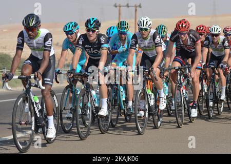 Fahrer während der Eröffnungsphase der Tour of Abu Dhabi, der Adnoc-Etappe, einer 147km, die vollständig in die Wüste verläuft, mit Start und Ziel in Madinat Zayed. Am Donnerstag, den 20. Oktober 2016, in Madinat Zayed, Abu Dhabi, VAE. Foto von Artur Widak *** Bitte nutzen Sie die Gutschrift aus dem Kreditfeld *** Stockfoto